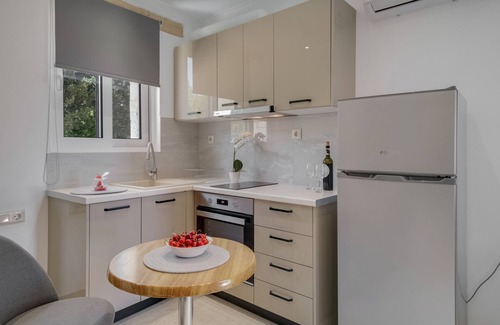 Lefkada Apartment | Studio Apartment "Deluxe 1" with Sea View, Shared Pool & Wi-Fi