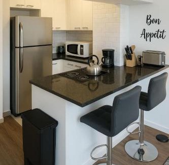 East Hyde Park Apartment | Studio Apt Comfy & Sunlit - Algonquin 5A