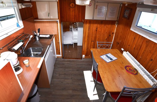 2nd Arrondissement Boat Rental | Studio barge, LA TIMONERIE, unusual, center LYON, calm, pleasant VIEUX LYON