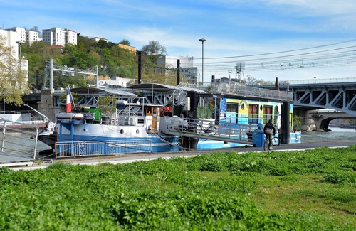 2nd Arrondissement Boat Rental | Studio barge, LA TIMONERIE, unusual, center LYON, calm, pleasant VIEUX LYON