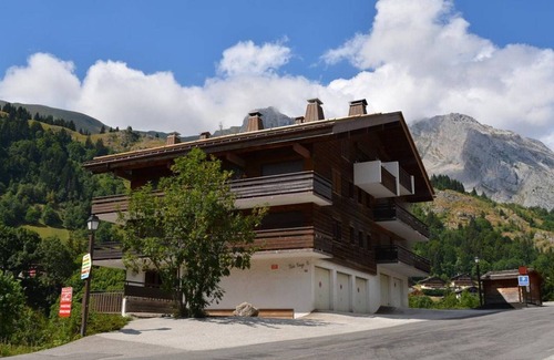 Le Chinaillon Apartment | Studio Cabin 4 Sleeps, Ski-In/Ski-Out, South-Facing Balcony, Le Grand-Bornand