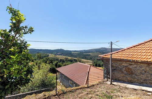 Paredes de Coura Apartment | Studio 'Casa 2' with Mountain View, Shared Garden and Wi-Fi