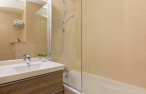 Gambetta Apartment | Studio Deluxe With Balcony In La Défense Paris