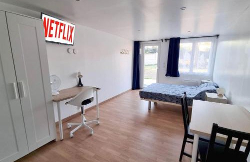 Avesnes-sur-Helpe Apartment | Studio en rez de jardin avec terrasse privée - Le petit Château Avesnois - TV - WIFI - logement complet