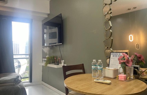 Downtown Apartment | Studio for 4 with Netflix, 55in TV, 200Mbs net, in heart of Makati
