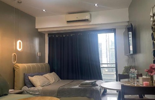 Downtown Apartment | Studio for 4 with Netflix, 55in TV, 200Mbs net, in heart of Makati