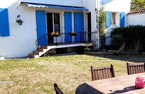Lucon House | Studio in semi-basement with private access, bedroom, kitchen, WC and shower