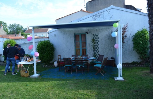 Lucon House | Studio in semi-basement with private access, bedroom, kitchen, WC and shower