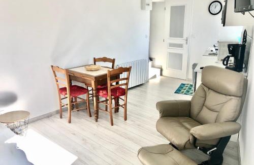 Bourbon-l'Archambault Apartment | Studio indépendant confortable