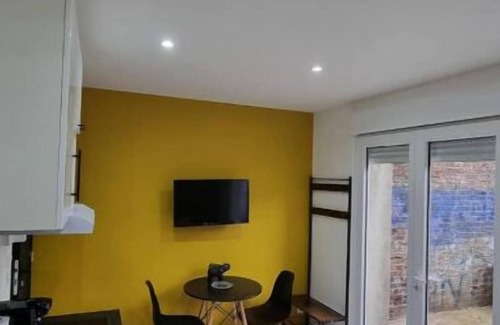Saint-Quentin Apartment | Studio Jasmin Tout Confort, Rénové