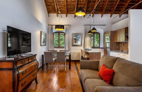 Durcal Apartment | Studio 'Loft' with Lake View, Shared Pool, Shared Garden & Wi-Fi