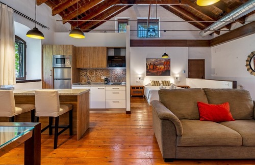Durcal Apartment | Studio 'Loft' with Lake View, Shared Pool, Shared Garden & Wi-Fi