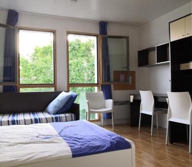 Rueil-Malmaison Apartment | Studio lumineux 10 min à La Défense