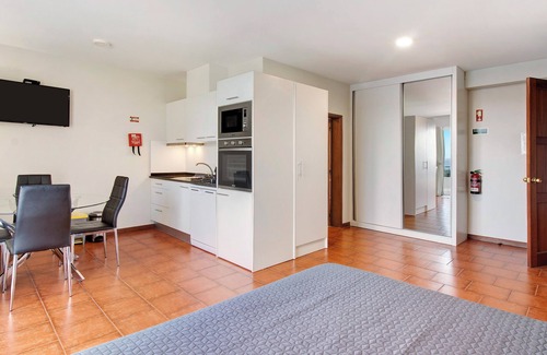 Porto Moniz Apartment | Studio 'Ninho Gaivota' with Breathtaking Sea View, A/C, Wi-Fi & Balcony