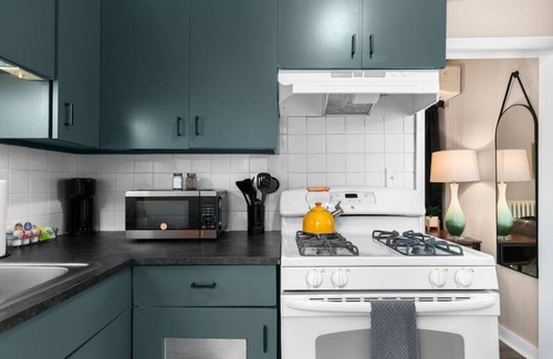 Neenah Apartment | Studio-PETS Welcome! Garage!