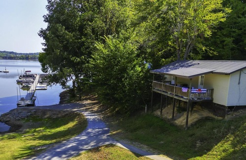 Eddyville Apartment | Studio Rental (Sleeps 1-4) - Studio style unit with small kitchen, bathroom, & 2 Queen Beds
