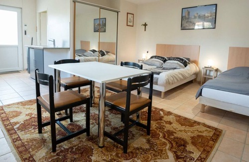 Savigneux Apartment | Studio Savigneux, studio flat, 3 persons