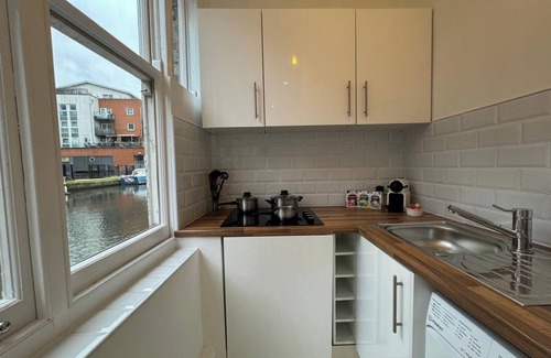 Harrow Road Apartment | Studio-Sleeps3-98WS-PetFriendly