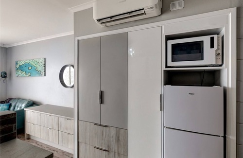 Airlie Beach Apartment | Studio unit with ocean view