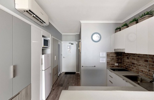 Airlie Beach Apartment | Studio unit with ocean view