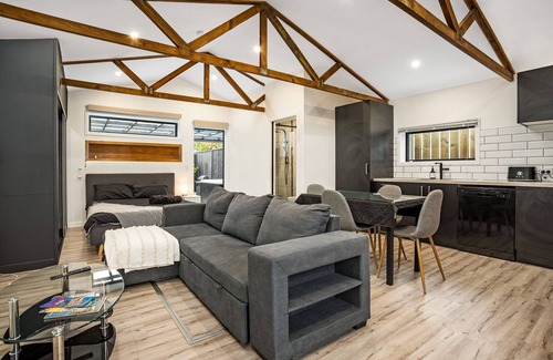 Hornby House | Studio Unit with Spa Bath!