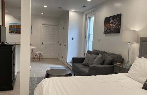 Palisades Apartment | Studio with King size bed and Parking