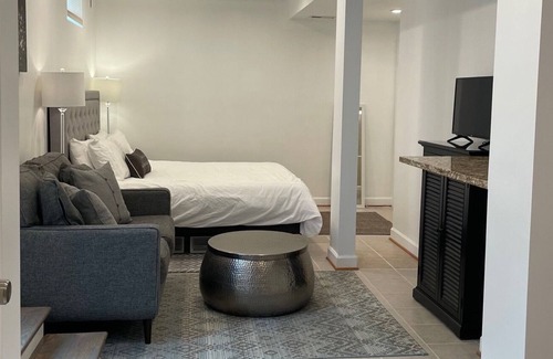Palisades Apartment | Studio with King size bed and Parking