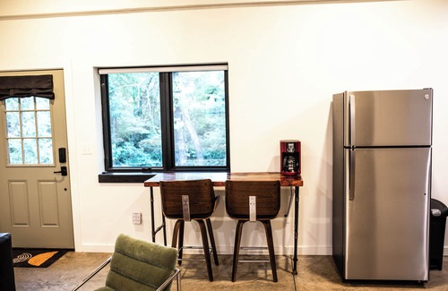 Calera Apartment | Studio Z - modern space 2mi from Choctaw Casino