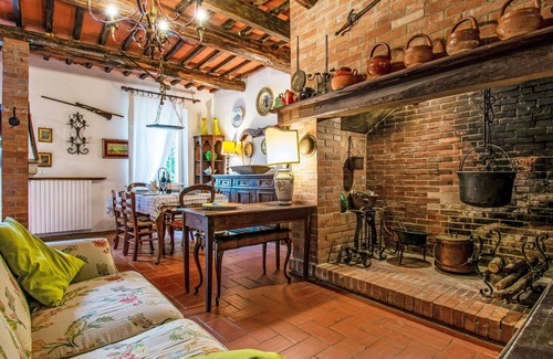 Montopoli in Val d'Arno Villa | Stunning private villa for 9 guests with private pool, WIFI, TV, patio, pets allowed and parking