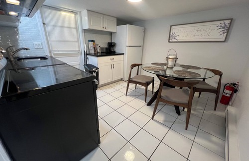 Revere House | Stunning 2 bed apt in Revere 15 mins to Boston