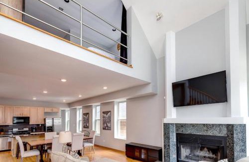 Pulaski Park Apartment | Stunning 2 Floor Penthouse Downtown
