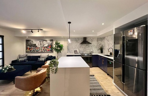 St. Lawrence Condo | Stunning 2BD Condo in Downtown Toronto