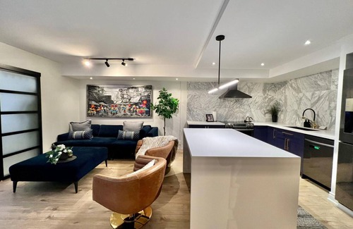 St. Lawrence Condo | Stunning 2BD Condo in Downtown Toronto