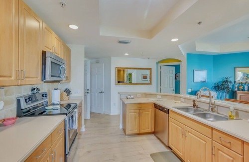 East 1st Street Condo | Stunning 3 bedroom, 2 bathroom condo overlooking the Caloosahatchee River