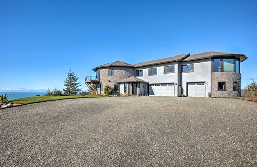 Smith River Apartment | Stunning 360 Ocean Views, Near Redwoods NP!