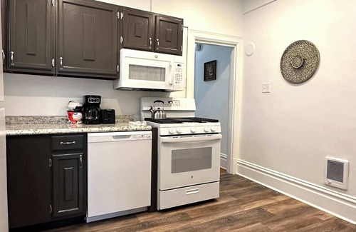 Pittsburgh Apartment | Stunning 3BR-Private Entrance-Renovated-Near City