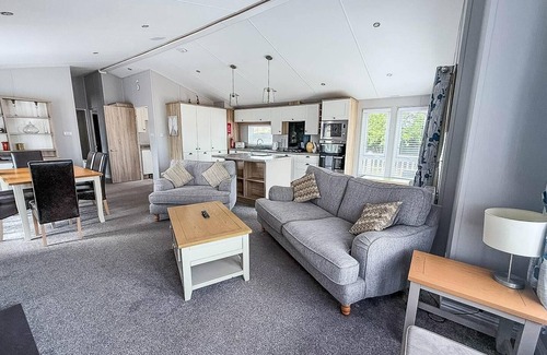 Kessingland Cabin | Stunning 4 berth lodge with decking at Breydon Water in Norfolk ref 10094B