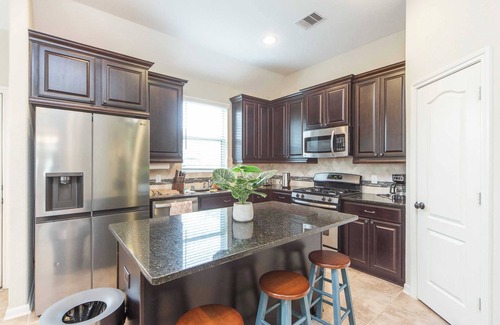 Fulshear House | Stunning 4BR Home in Gated Katy Community - Spacious, Modern & Luxurious #41267