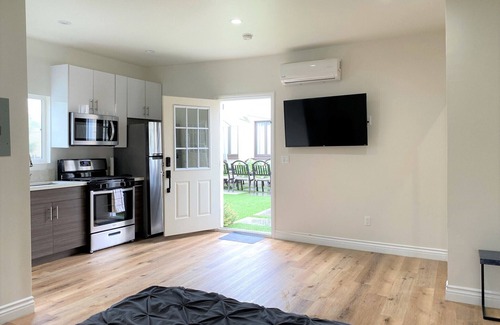 La Brea House | Stunning 4BR w/Pool in West Hollywood - 5 Min Walk to The Grove