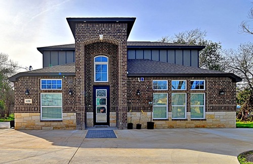 Southside House | Stunning 6 Bedroom Near Downtown with Tons of Games, Pickleball, Sleeps 19