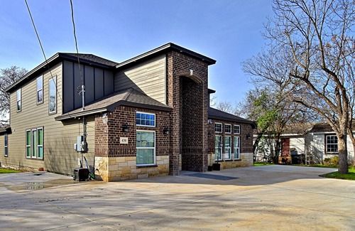 Southside House | Stunning 6 Bedroom Near Downtown with Tons of Games, Pickleball, Sleeps 19