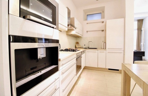 Neubau Apartment | Stunning 7th District Apt. Balcony and Fireplace
