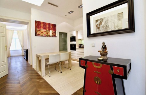 Neubau Apartment | Stunning 7th District Apt. Balcony and Fireplace