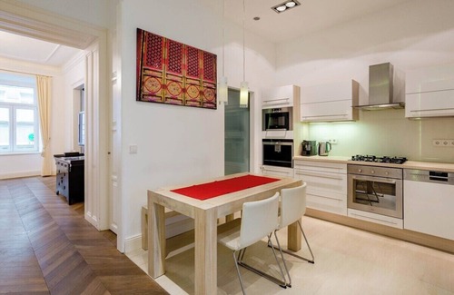 Neubau Apartment | Stunning 7th District Apt. Balcony and Fireplace