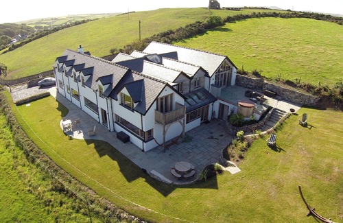 Llanengan House | Stunning 8 Bedroom Home w/Hot Tub and Coastal Views!