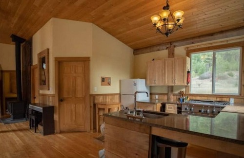 Seton Portage Cottage | Stunning Anderson Lake Retreat