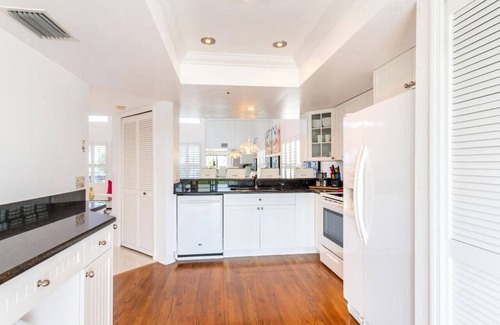 Mid Island House | Stunning Bay View's 3/2 home,10min Walk to beach
