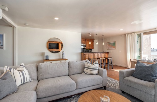 South Mission Beach Condo | Stunning Bay View Condo - Top Floor with AC