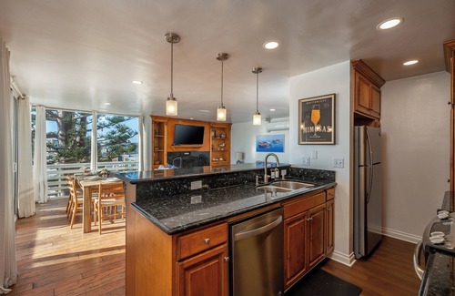 South Mission Beach Condo | Stunning Bay View Condo - Top Floor with AC