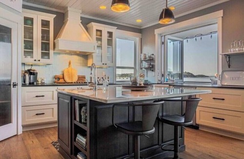 Manchester House | Stunning beachfront getaway!